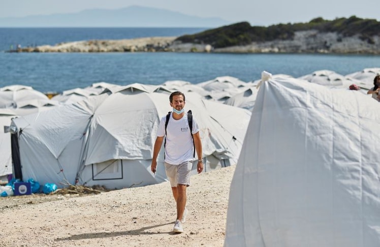 Serkan Eren bei einem Einsatz im Flüchtlingslager in Griechenland, 2020. © Louisa Sanchez
