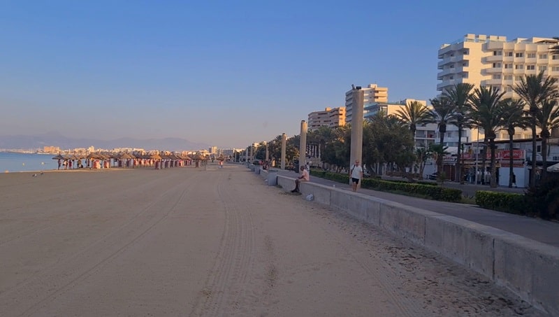 Vergleichsweise saubere Idylle von kurzer Dauer: Die Strandpromenade nach dem Reinigungsdienst und vor den Urlaubermassen (Eigenes Bild)