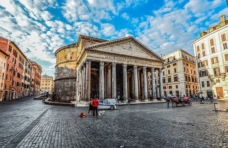 Vor dem antiken Pantheon in Rom stehen in der Regel eine Vielzahl an faszinierter Besucher. © picpick.com