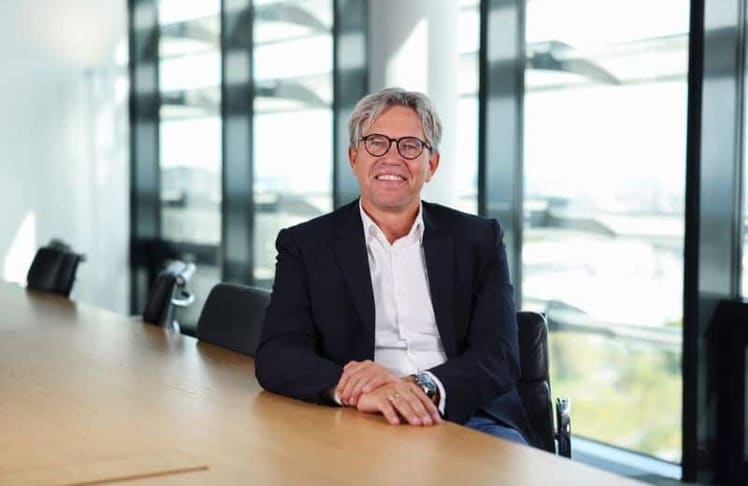 Marcel de Groot, CEO von Vodafone Deutschland, verkündet die erweiterte Zusammenarbeit mit Vonovia zur Versorgung von 120.000 Wohnungen mit schnellem Internet und TV-Diensten. © Vodafone