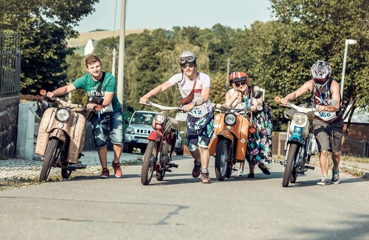 "Wer sein Moped liebt, der schiebt“: Eine der Disziplinen bei "Vogelfrei" im Juni (Bild: Michael Kremer / Red Bull)