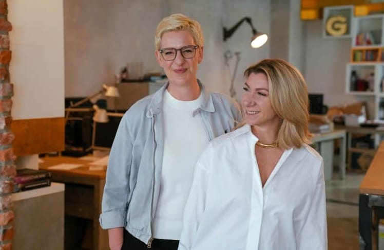 Carsta Maria Müller (links) und Ann-Kathrin Schmitz (rechts) freuen sich auf ihre zukünftige Zusammenarbeit bei Baby got Business. © Baby got Business