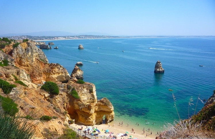 Traumhaft schön, nur leider ist das Wasser ziemlich grauslig: Der Camilo Beach an der Algarve in Portugal. © Flickr, Natalia