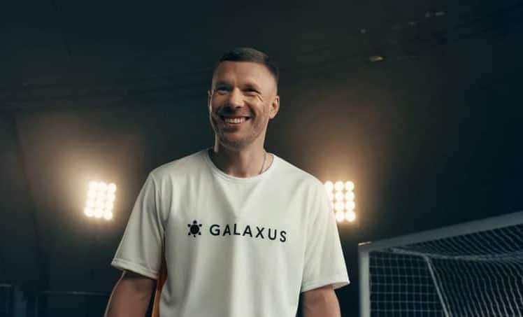 Gewohnt gut gelaunt: Lukas Podolski im Setting der acht Clips (Bild: Galaxus)