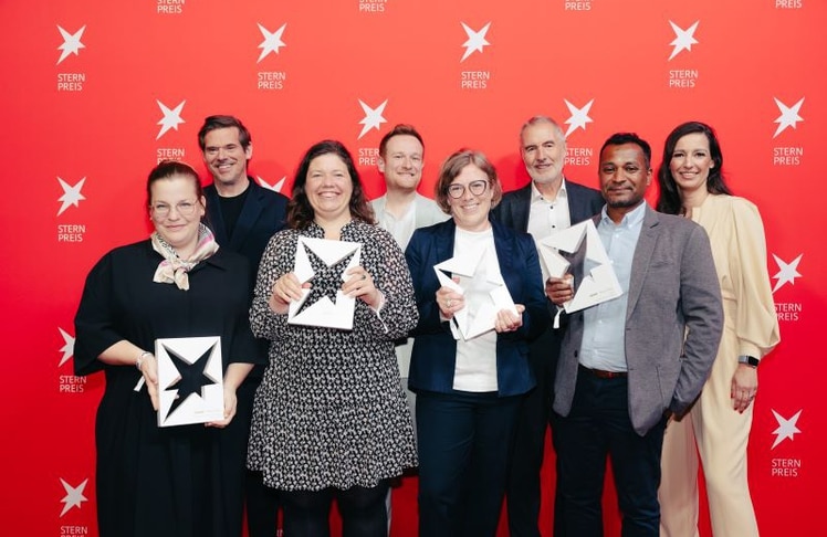 STERN-Preis 2024: Die Gewinner mit den Moderatoren (von links nach rechts): Malin Schulz (stellvertretend für Johanna-Maria Fritz), Gregor Peter Schmitz, Julia Friedrichs, Andreas Glas, Katja Auer, Klaus Ott, Timofey Neshitov und Pinar Atalay. (Foto: Jana Mai für STERN)