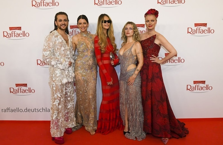 Riccardo Simonetti, Eva Padberg, Elle Macpherson, Lottie Moss und Franziska Knuppe strahlen auf dem rotem Teppich des
Raffaello Summer Day in der Orangerie im Schloss Charlottenburg in Berlin am 18.06.2024
Foto: BrauerPhotos / J.Reetz