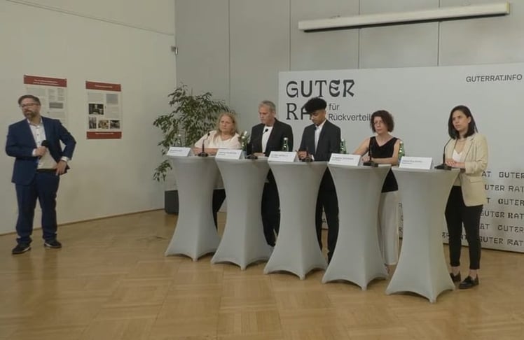 Auf der Pressekonferenz zur Entscheidung des Guten Rates für Umverteilung, bei der sich Marlene Engelhorn (nicht abgebildet) bewusst im Hintergrund gehalten hat (Bild: Guter Rat / Concordia Cloud)