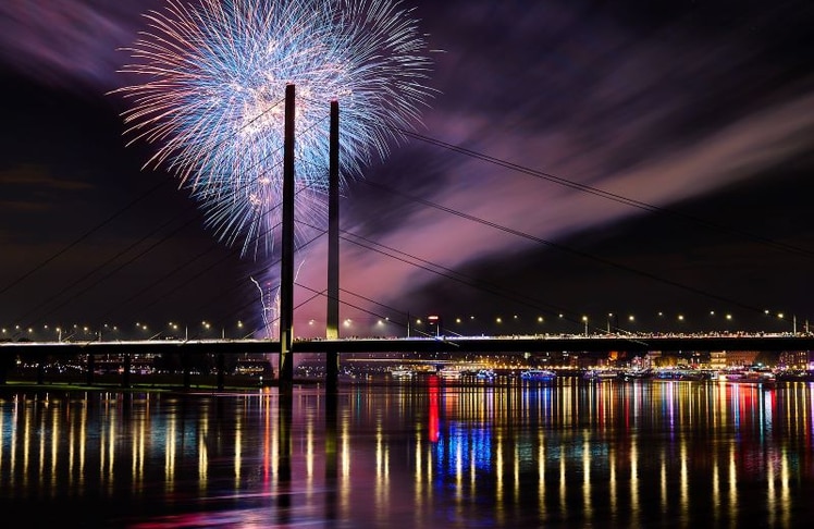 Magische Momente beim Japan-Tag: Das Feuerwerk verzaubert den Himmel über dem Rhein. © Steffen Flor