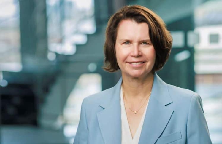 Eva Wunsch-Weber, Vorstandsvorsitzende der Frankfurter Volksbank Rhein/Main, erläutert die strategischen Vorteile der Fusion. © Frankfurter Volksbank Rhein/Main eG
