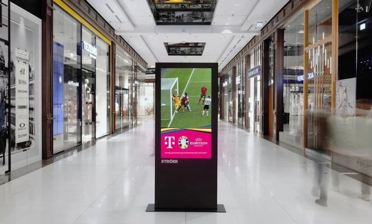 Shopping und Fußball: Die Telekom zeigt alle Tore der UEFA EURO 2024 auf Ströer-Screens in Einkaufszentren und weiteren öffentlichen Orten. © Deutsche Telekom, Ströer