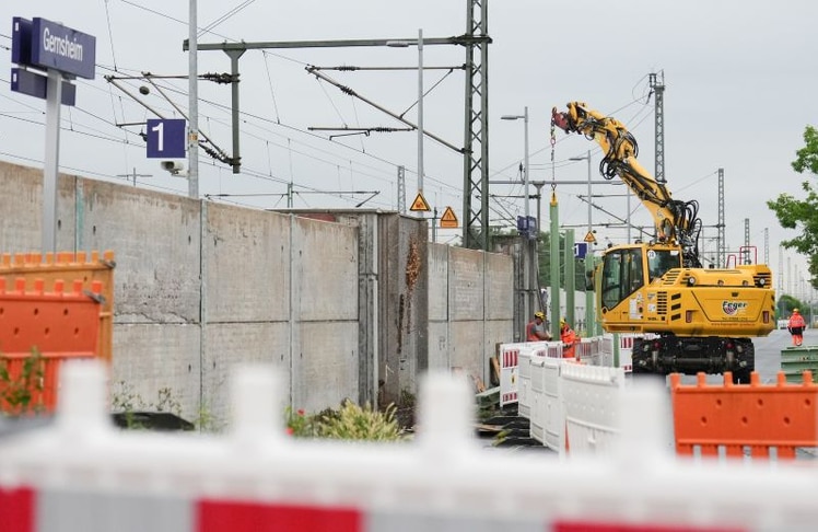 Als Teil der Instandhaltungsarbeiten errichtet die Deutsche Bahn in Gernsheim eine Lärmschutzwand. (Foto: Deutsche Bahn AG / Oliver Lang)