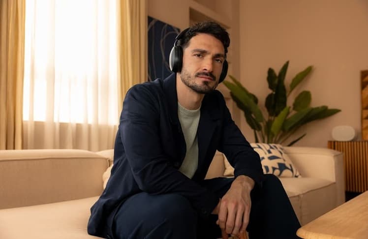 Der Markenbotschafter mit dem neuen Produkt: Mats Hummels trägt die Sonos Ace (Bild: Sonos)