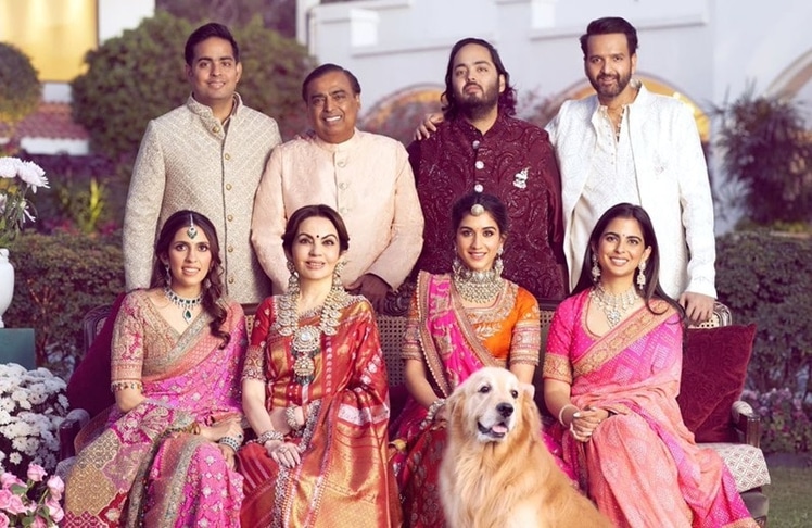 Anant Ambani und Radhika Merchant (jeweils zweite Person von rechts) auf ihrem Hochzeits-Familienfoto (Bild: Anant Ambani auf Instagram)