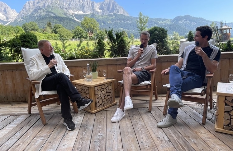 Boris Becker im Interview mit Alexander und Mischa Zverev.
Bildrechte: Tennis Channel 