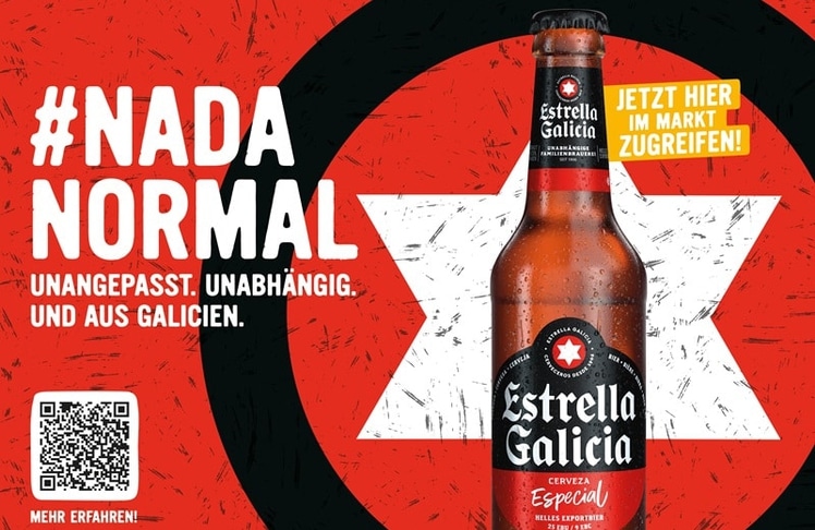 Estrella Galicia's neues Kampagnenmotiv: Mit dem markanten Slogan #NadaNormal und der ikonischen Flasche im Mittelpunkt soll die einzigartige Persönlichkeit der spanischen Traditionsmarke hervorgehoben werden.