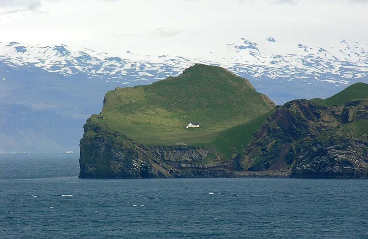 Die nur schwer zugängliche isländische Insel Elliðaey beherbergt das der Netzgemeinde zufolge einsamste Haus der Welt. C: Wikipedia Commons, Hansueli Krapf