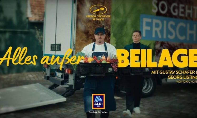 Gustav Schäfer und Georg Listing von Tokio Hotel setzen sich in der neuen Aldi Süd Kampagne "Alles außer Beilage" für mehr Wertschätzung von Obst und Gemüse ein. © Aldi Süd