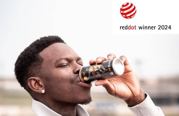 Dennis Schröder genießt die Ananas-Kokos-Edition von 28 Black, die mit dem Red Dot Award für ihr einzigartiges Design ausgezeichnet wurde (Bild: 28 Black)