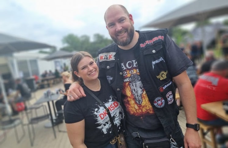 Sowohl Melissa als auch Nils haben es einer Stammzellenspende zu verdanken, dass sie 2024 beim Wacken Open Air sein konnten (Bild: DKMS)