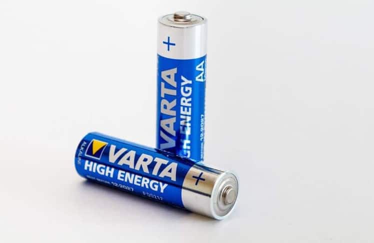 VARTA setzt auf technologische Weiterentwicklung: Frische Investitionen sichern die Zukunft der Batterieproduktion in Europa. (Foto: Alexei auf Pixabay)