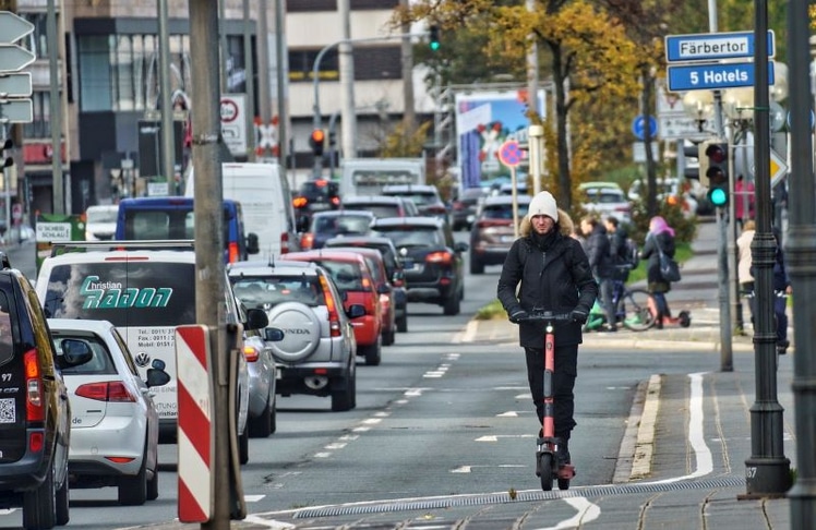 E-Roller im Aufwind: Gen Z nutzt verstärkt alternative Verkehrsmittel. (Foto: Manuel Alvarez auf Pixabay)