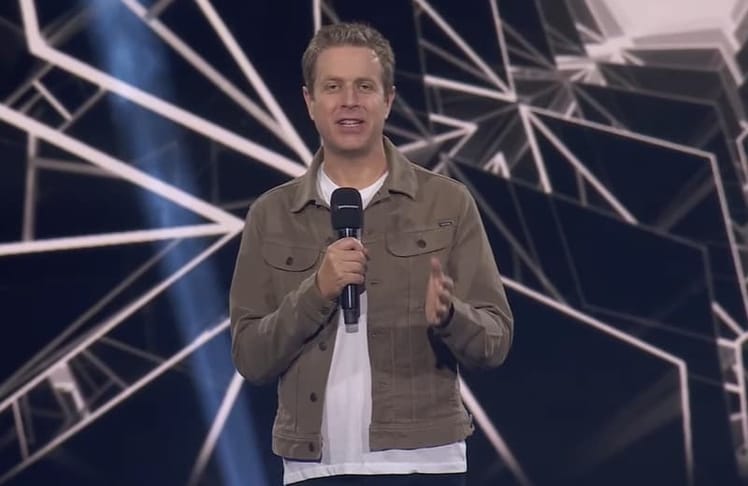 Geoff Keighley, Urheber der großen Eröffnungsnacht, führte wie gewohnt durch das Programm (Bild: Screenshot / Gamescom)