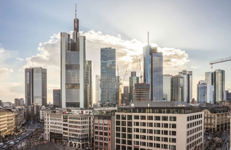 Frankfurts Skyline: Neue Hochhäuser prägen das Stadtbild und bringen moderne, umweltfreundliche Bauweisen mit sich. 
 (Foto: Leonhard Niederwimmer auf Unsplash)