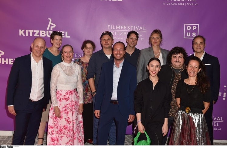 Die diesjährige Jury bei der Eröffnungsfeier: Michael Reisch, Maret Wolff, Nina Hipfl- Reisch, Kyra Scheurer, Alexander Riedel, Mike Mayr-Reisch, Mark Gerstorfer, Elena Wolff, Sibel Kekilli, David Lapuch, Kathryn Perrotti und Markus Mörth (Bild: Brauer Photos / G. Nitschke) 