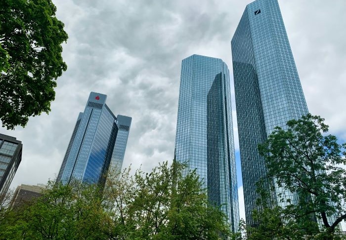 Die Deutsche Bank konnte nach jahrelangem Rechtsstreit mit ehemaligen Postbank-Aktionären eine Einigung erzielen, die das Finanzinstitut deutlich entlastet. (Foto: Alexander Popovkin auf Unsplash)