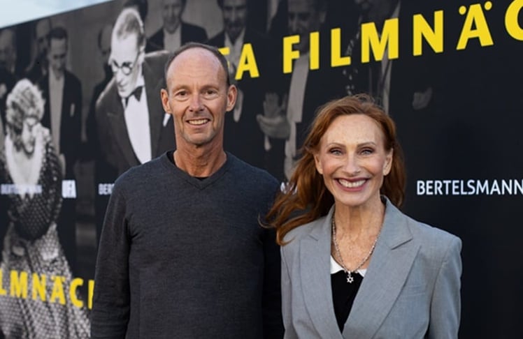 
Thomas Rabe, CEO von Bertelsmann, und Andrea Sawatzki, diesjährige Patin, beim Auftakt der 14. UFA Filmnächte auf der Berliner Museumsinsel. © Dirk Mathesius / Bertelsmann SE & Co. KGaA