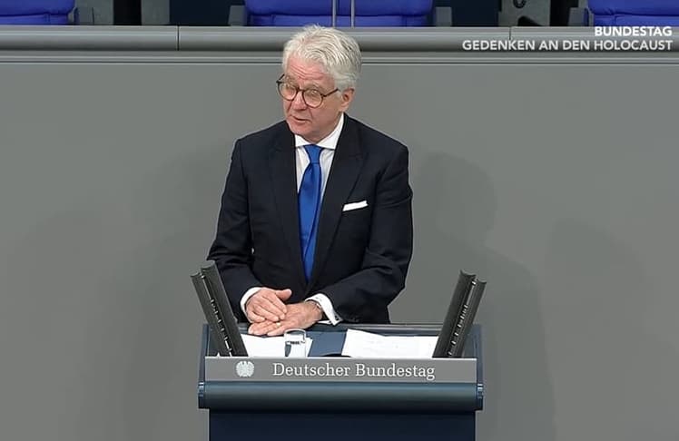 Marcel Reif bei seiner Rede im Deutschen Bundestag am 31. Januar 2024 (Bild: Screenshot / ARD)