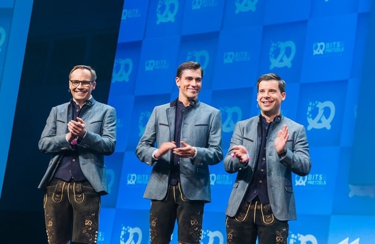 Das Veranstalterteam des führenden Startup-Festivals: Bernd Storm vans Gravesande, Andy Bruckschlögl und Felix Haas auf der Bühne (Bild: Bits & Pretzels / Startup Events GmbH)