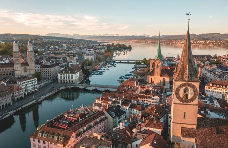 Blick auf Zürich und den Zürichsee: Die Schweiz bleibt das beliebteste Auswanderungsziel für Deutsche in Europa. (Foto: Henrique Ferreira auf Unsplash)