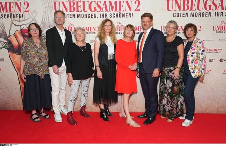 Elke Büdenbender, Gabriele Stoetzer, Katja Lange-Müller, Katrin Sass, Leopold Hoesch, Tina Powileit, Torsten Koerner und Ulrike Poppe bei der Premiere von "Die Unbeugsamen 2 - Guten Morgen, ihr Schönen!“ in Berlin (Bild: Brauer Photos / J. Harrell) 