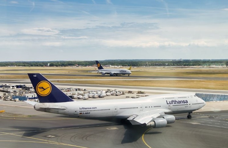 Lufthansa im Umbruch: Die Fluggesellschaft setzt auf Outsourcing, um Kosten zu senken und ihre Premiumposition zu verteidigen. (Foto: Mathew Browne auf Pixabay)