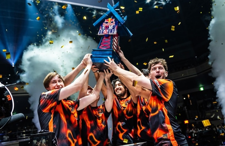 Letztes Jahr in Tokio: Fnatic feiern ihren Sieg beim Red Bull Home Ground, der bald seine Deutschland-Premiere gibt (Bild: Red Bull)