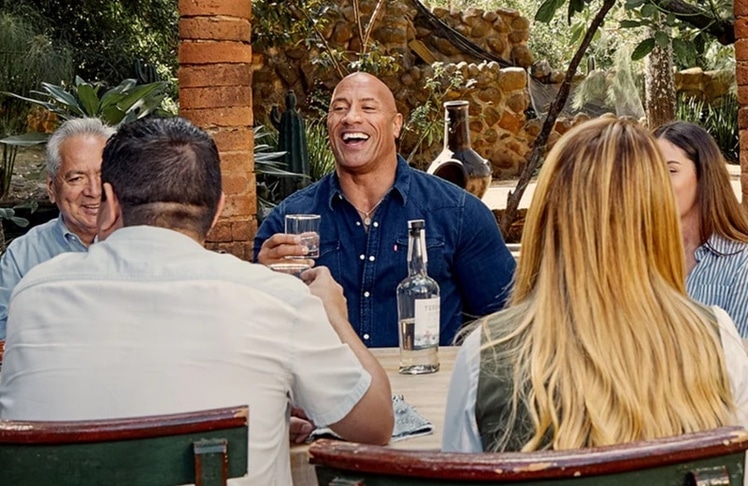 Lässt es sich schmecken: Firmengründer Dwayne Johnson (Bild: Teremana Tequila / Mast-Jägermeister)