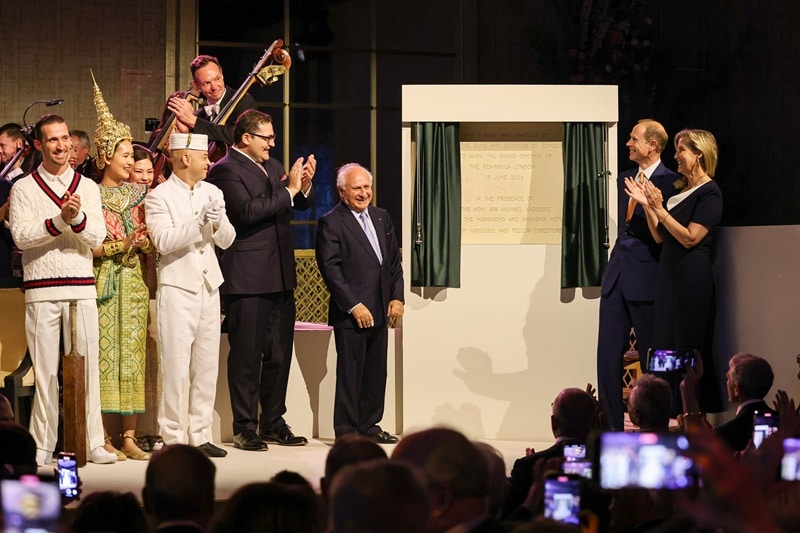 Philip Kadoorie und Sir Michael Kadoorie sowie Their Royal Highnesses The Duke and Duchess of Edinburgh beim Grand Opening im Juni 2024 (Bild: Peninsula London)