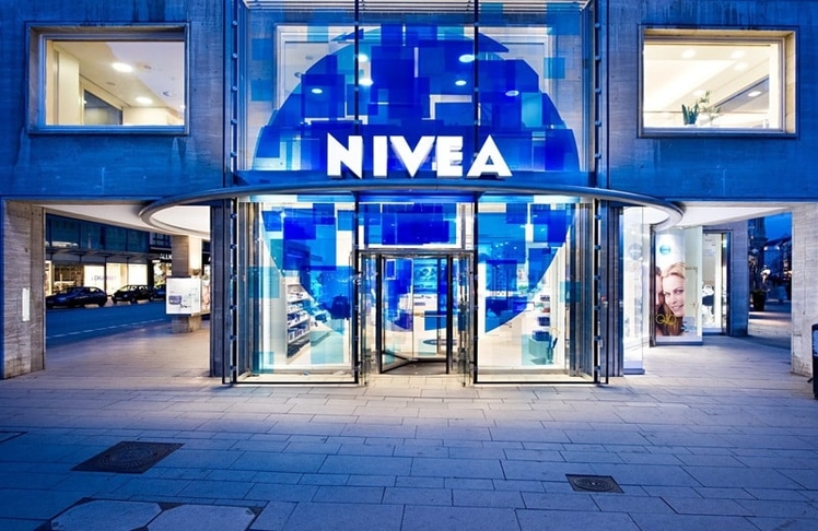 Das Nivea-Haus in Hamburg erstrahlt in den Farben des Beiersdorf-Zugpferds (Bild: Beiersdorf AG)