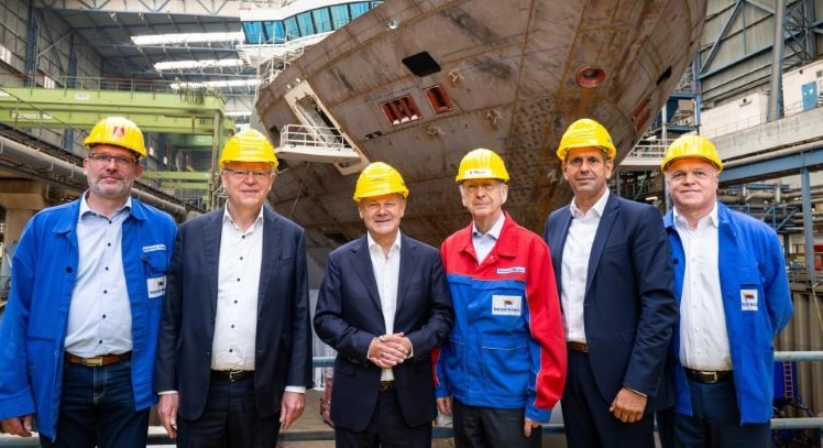 Bundeskanzler Olaf Scholz und Niedersachsens Ministerpräsident Stephan Weil beim Besuch der Meyer Werft im August: Beide betonten seinerzeit ihren festen Willen, das Unternehmen durch ein Sanierungs- und Zukunftskonzept zu unterstützen. © Meyer Werft