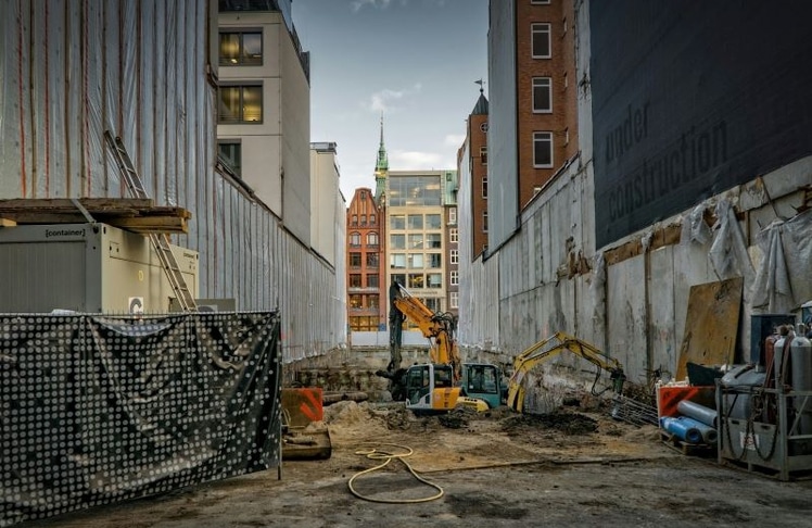 Die steigende Zahl an Unternehmensinsolvenzen in Deutschland trifft besonders die Branchen Logistik und Bau – ein alarmierendes Zeichen für die wirtschaftliche Lage. (Foto Mali Maeder auf Pexels)