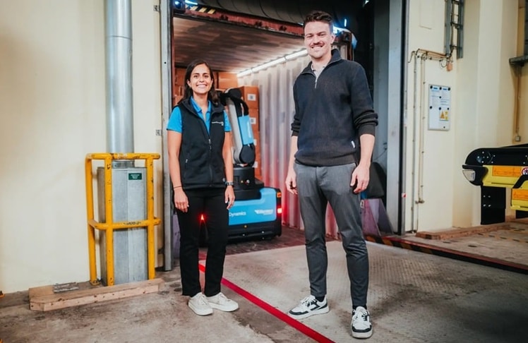 JoJo Windsor (Staff Project Engineer bei Boston Dynamics) und Tomek Pauer (Program Lead bei der Otto Group) vor dem Entladeroboter Stretch (Bild: Otto Group)