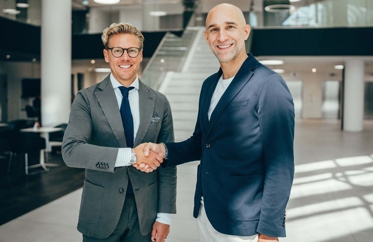 Stephan Kemen (CEO von Mäurer & Wirtz) und Gernot Lenz (CEO von Tom Tailor) haben sich auf eine langfristige Partnerschaft geeinigt (Bild: Mäurer & Wirtz)