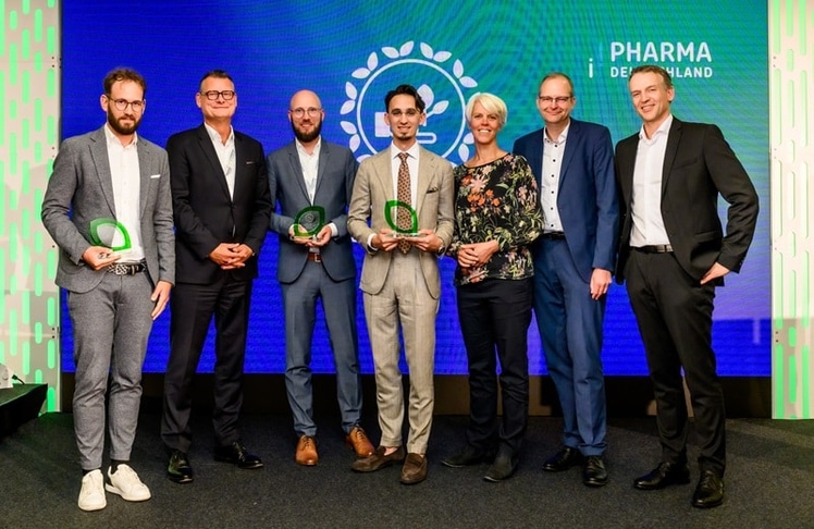 Gewinner und Offizielle: Dr. Marius Beyersdorff (Pekana Naturheilmittel GmbH), Thomas Weigold (Hexal AG / Sandoz), Marcel Schlagheck (Hexal AG / Sandoz), Tommy Ruppel (Rote Liste Service GmbH), Dr.-Ing. Kerstin Dobers (Fraunhofer-Institut), Dr. Norbert Gerbsch (IGES Institut GmbH), Tobias Boldt (Pharma Deutschland Vorstandsmitglied) 
(Bild: Pharma Deutschland / Svea Pietschmann)