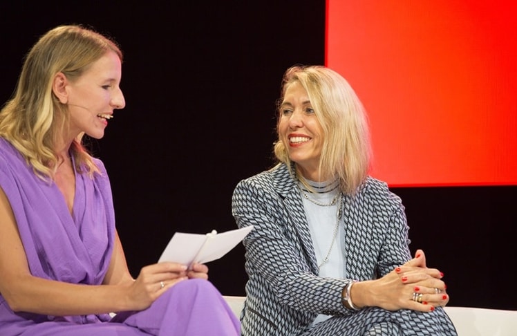 Im letzten Jahr Moderatorin, nun Brand & Communications Director: Verena Gründel  (links) 2023 auf der DMEXCO, hier mit Katja  Brandt (CEO DACH bei der Mindshare GmbH) (Bild: DMEXCO)