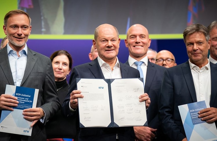 Christian Lindner, Olaf Scholz und Robert Habeck sind auf WIN aus; hier bei der Unterzeichnung der Absichtserklärung am 17. September 2024 (Bild: Bundesregierung)