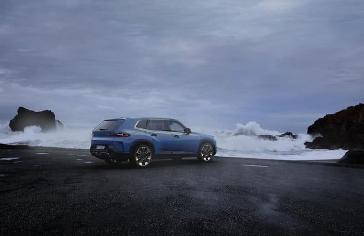 Der BMW XM wird in der neuen Kampagne an einem windigen Strand inszeniert und verbindet kraftvolles Design mit luxuriöser Performance. © BMW Group