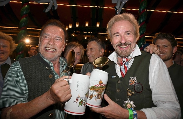 189. Oktoberfest – Arnold Schwarzenegger und Thomas Gottschalk im Marstall Festzelt in München. Foto: BrauerPhotos / P.Schoenberger