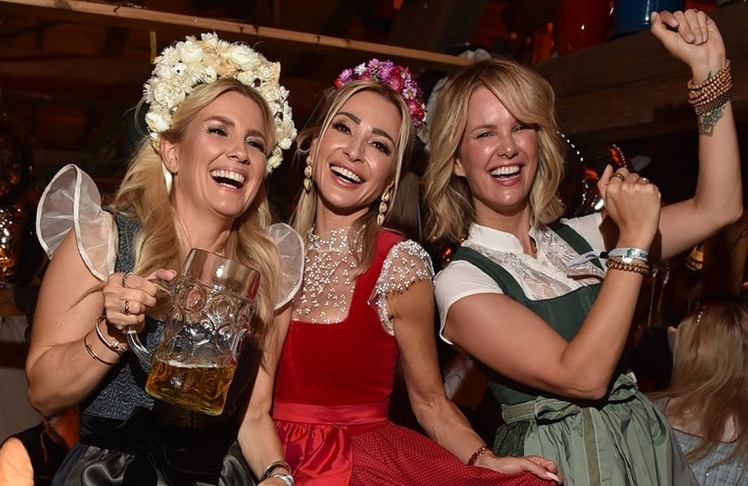 Jennifer Knaeble, Kinga Mathe, Monica Ivancan-Meier genossen sichtlich den Almauftrieb 2024 in der Käfer Wiesn-Schänke während des 189. Oktoberfests.
Foto: BrauerPhotos / G. Nitschke