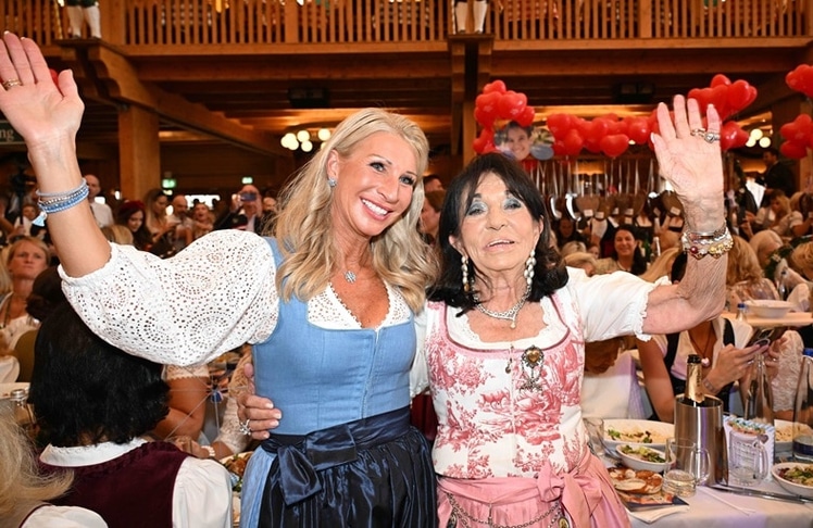 Regines Damen Wiesn 2024: Bayerns First Lady Karin Söder mit Gastgeberin Regine Sixt.
© BrauerPhotos / P.Schoenberger 